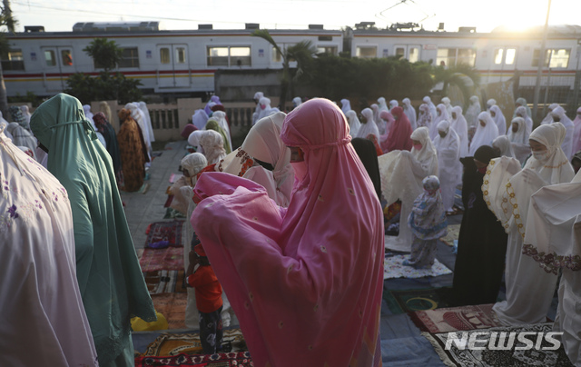 [자카르타(인도네시아)=AP/뉴시스]지난 24인일 도네시아 자카르타 외곽의 한 이슬람 사원에서 인도네시아 여성들이 라마단 종료를 알리는 이드 알 피트르 기도를 하고 있다. 인도네시아에서 이달 초 16살 소녀에 대한 명예살인이 최초로 발생한 이후 인권 운동가들 사이에 이를 흉내낸 모방범죄가 크게 증가할 수 있다는 우려가 커지고 있다. 2020.5.31