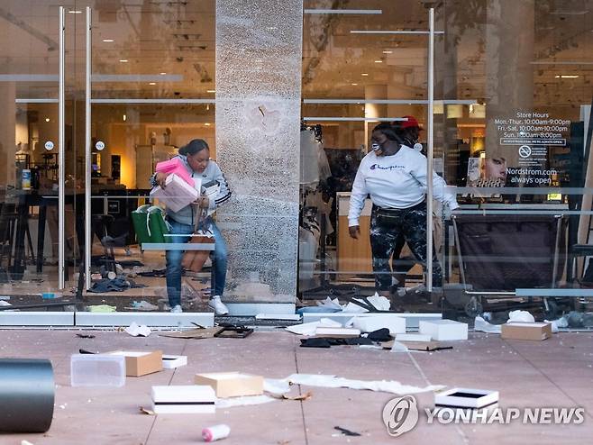 '흑인사망' 시위 와중에 약탈 당하는 LA 상점들 (로스앤젤레스 AFP=연합뉴스) 미국 로스앤젤레스에서 30일(현지시간) 흑인 남성 조지 플로이드가 경찰의 가혹행위로 사망한 사건에 분노한 시위가 벌어진 가운데 페어팩스 지역에 있는 그로브 쇼핑센터의 점포들이 약탈을 당하고 있다. jsmoon@yna.co.kr