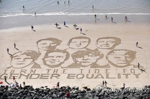 프랑스 비아리츠 해변의 'G7 정상 초상화' [EPA=연합뉴스 자료사진]