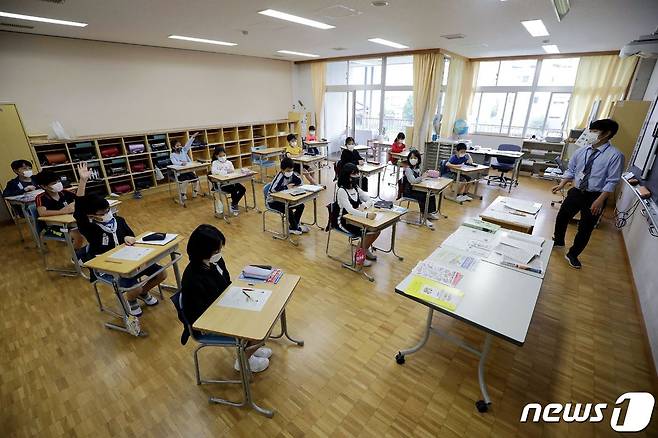 코로나19 유행에 따른 휴교를 마치고 1일 수업을 재개한 일본 도쿄의 한 소학교 교실 © AFP=뉴스1