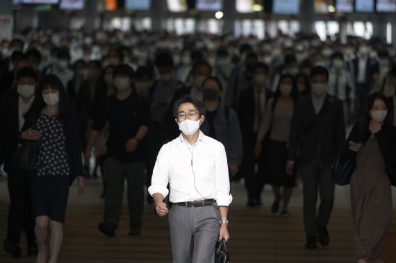 일본 정부의 긴급사태 해제 다음날인 지난 26일 도쿄의 한 역에서 마스크를 쓴 한 남성이 역을 빠져나가고 있다. AP뉴시스