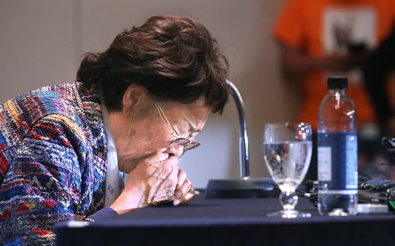 일본군 위안부 피해자인 이용수 할머니가 지난달 25일 오후 대구 수성구 인터불고 호텔에서 두 번째 기자회견을 열어 입장 발표를 하던 중 기침을 하고 있다. 뉴스1