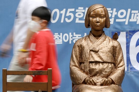 서울 중구 옛 일본대사관 앞에 설치된 평화의 소녀상 주위로 시민들이 오가고 있다. 뉴스1
