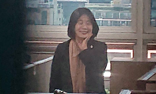 더불어민주당 윤미향 의원이 1일 국회 의원회관 내 자신의 사무실에서 보좌진과 웃으며 대화하고 있다. 연합뉴스