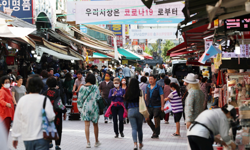 1일 서울 중구 남대문시장에서 상인들과 방문객들로 북적이고 있다. 연합뉴스