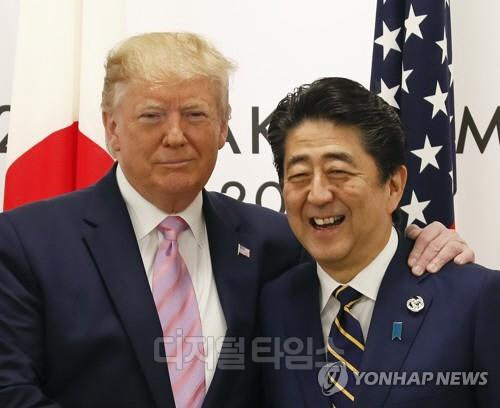 2019년 6월 일본 오사카(大阪)의 국제회의장에서 도널드 트럼프 미국 대통령(왼쪽)과 아베 신조(安倍晋三) 일본 총리가 주요 20개국(G20) 정상회의에 앞서 만나고 있다. 



[EPA=연합뉴스]
