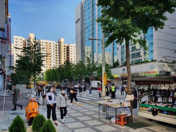 지난 1일 서울 양천구 목동의 한 학원가에서 버스에서 내린 학생들이 길을 건너고 있다. 남궁민 기자