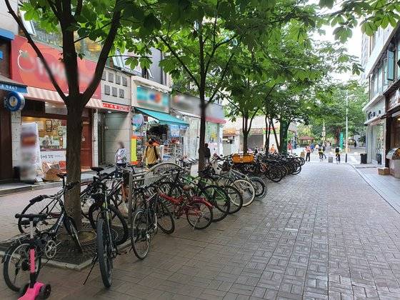 지난 1일 오후 5시 서울 양천구 목동 학원가의 자전거 거치대가 자전거로 차있다. 남궁민 기자