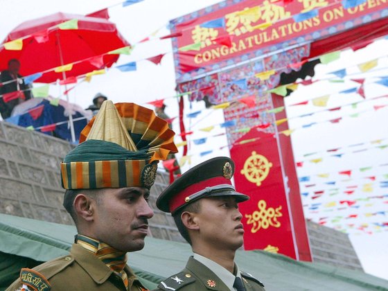 중국과 인도는 3500km에 걸쳐 국경을 맞대고 있으나 아직까지도 분쟁 지역이 많아 양국 간 커다란 문제가 되고 있다. 5월 들어서는 양국 군대가 서로 치고 받는 난투극을 벌이며 중-인 관계가 악화하고 있다. [AFP=연합뉴스]