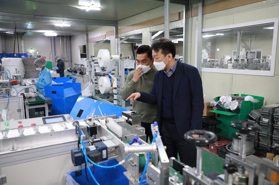 정무경 조달청장(오른쪽)이 3월 한 마스크 업체의 생산라인을 둘러보고 있다. 연합뉴스
