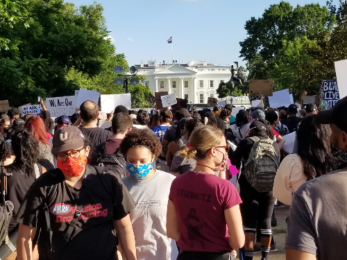 미국 백악관 앞 라파예트 공원에서 31일(현지시간) 열린 시위 참가자 대부분이 마스크를 쓰고 있다. 그러나 ‘사회적 거리두기’는 지켜지지 않았다.