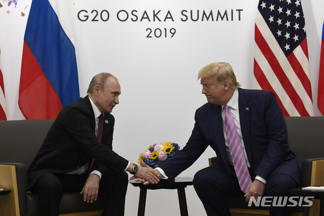 【오사카(일본)=AP/뉴시스】 도널드 트럼프 미 대통령(오른쪽)이 2019년 주요 20개국(G20) 정상회담이 열리고 있는 일본 오사카(大阪)에서 블라디미르 푸틴 러시아 대통령과 만나 인사를 나누는 모습. 러시아는 트럼프 대통령의 G7 초청에 "아직 제공받지 못한 더 많은 정보가 필요하다"고 결정을 보류했다. 2020.6.2.