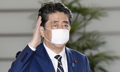 아베 신조 일본 총리가 지난달 25일 소위 아베노마스크를 착용한 채 총리 관저에 들어가고 있다. 도쿄=교도연합뉴스