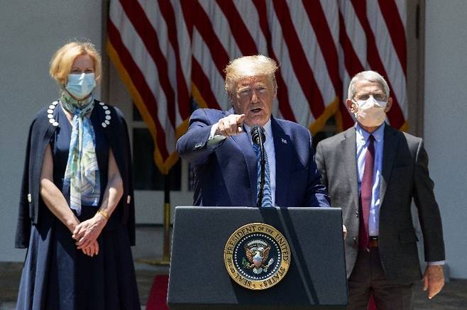 ⓒEPA트럼프 미국 대통령(가운데)은 마스크와 진단키트처럼 백신 확보에도 ‘미국 우선주의’를 내세운다.
