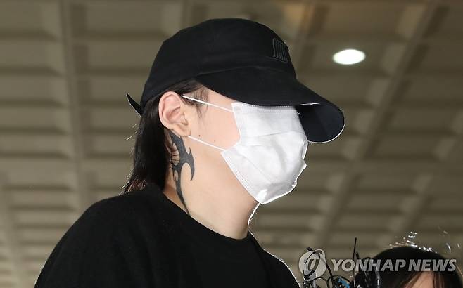 법정 향하는 '장제원 의원 아들' 장용준 (서울=연합뉴스) 강민지 기자 = '음주운전ㆍ운전자 바꿔치기' 혐의로 재판에 넘겨진 래퍼 장용준이 2일 오전 서울 마포구 서부지법에서 열린 선고공판장으로 향하고 있다. 2020.6.2 mjkang@yna.co.kr