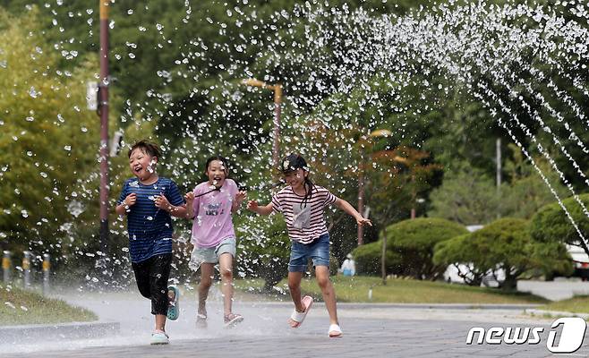 지난  2일 오후 울산 울주군 태화강생태관 앞에 설치된 분수대에서 어린이들이 시원한 물줄기를 맞으며 더위를 식히고 있다. 2020.6.2(자료사진) /뉴스1 © News1 윤일지 기자