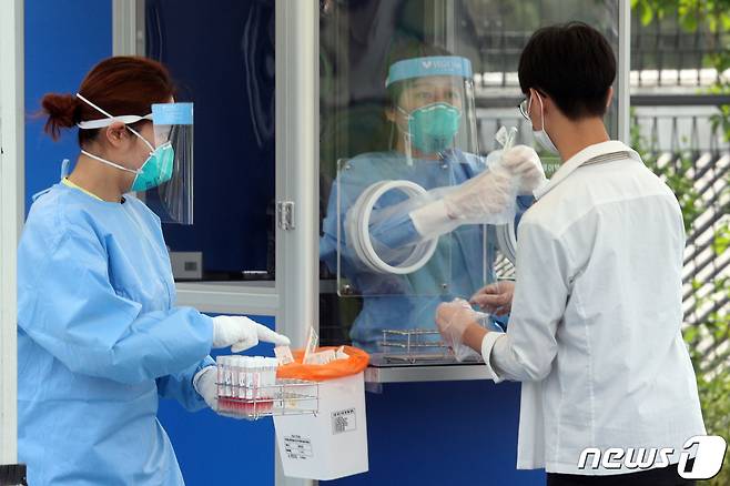 3일 오전 서울 종로구 중앙고등학교에서 학생들이 신종 코로나바이러스 감염증(코로나19) 선제조사를 받고 있다. 2020.6.3/뉴스1 © News1 황기선 기자