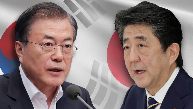 문재인 대통령(왼쪽)과 아베 신조 일본 총리 © News1 이은현 디자이너