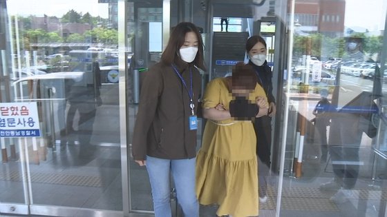 의붓아들을 여행가방에 감금해 숨지게 한 계모가 지난 3일 오후 영장실짐심사를 받기 위해 천안동남경찰서를 나서고 있다. JTBC 이우재 기자