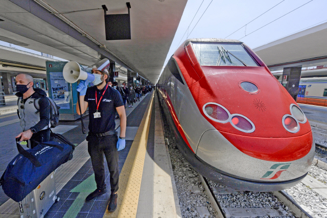 3일(현지시간) 이탈리아 나폴리역에 멈춰서있는 기차./EPA연합뉴스