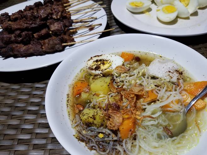인도네시아 무슬림 최대 명절인 ‘이둘 피트리’를 위한 만찬. 커리와 코코넛 가루를 넣은 얼큰한 국과 쇠고기 꼬치다.