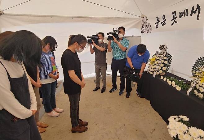 5일 충남 천안 환서초등학교 교사들이 교내에 만들어진 분향소에서 숨진 아이의 넋을 위로하고 있다. 연합뉴스