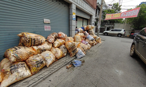 5일 서울 성북구 사랑제일교회 인근 골목 곳곳 에는 각종 생활 쓰레기가 버려져 있다.