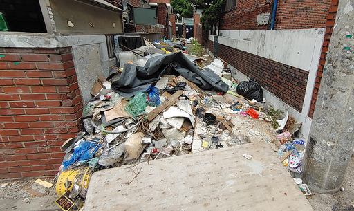 5일 서울 성북구 사랑제일교회 인근 골목 곳곳 에는 각종 생활 쓰레기가 버려져 있다.