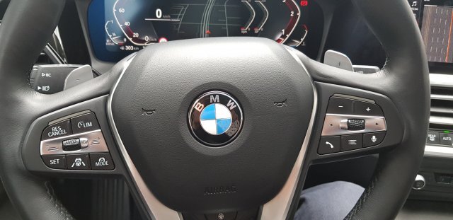 BMW의 7세대 뉴 320d의 운전대. 어댑티브 크루즈 컨트롤은 운전대의 버튼으로 켤 수 있다.