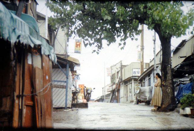 임순례 감독의 단편영화 ‘우중산책’(1994). 프랑스 유학을 다녀온 뒤에도 연출기회를 잡지 못했던 임 감독에게 돌파구가 되어 준 영화다.