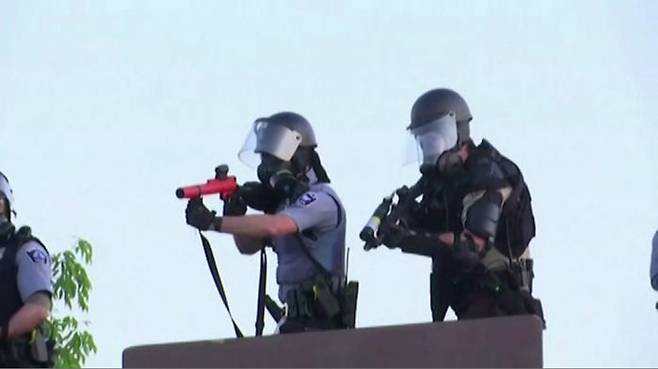 건물 옥상에서 시위대를 향해 고무탄과 플라스틱탄을 쏘는 경찰