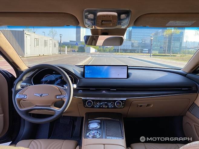 14.5인치 센터 디스플레이는 반응속도는 빠르면서 해상도 또한 훌륭하다