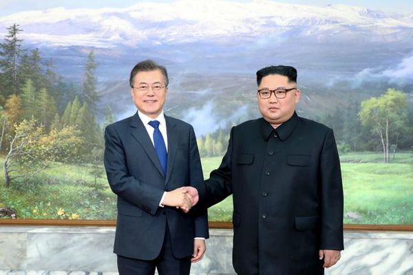 문재인 대통령과 김정은 북한 국무위원장이 2018년 5월 26일 오후 판문점 북측 통일각에서 만나 백두산 그림 앞에서 악수하고 있다. ⓒ청와대
