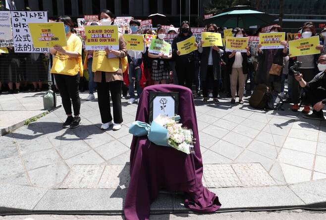 지난달27일 낮 서울 종로구 주한일본대사관 앞에서 열린 일본군 '위안부' 피해자 문제해결을 위한 정기 수요시위에서 26일 별세한 '위안부' 피해 할머니를 추모하는 꽃과 영정이 놓여있다. 박종식 기자 anaki@hani.co.kr