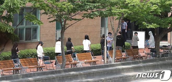지난 8일 서울 중랑구 원묵고등학교에 마련된 선별진료소에서 학생들이 신종 코로나바이러스 감염증(코로나19) 검사를 받기 위해 손 소독을 한 뒤 이동하고 있다./뉴스1 © News1