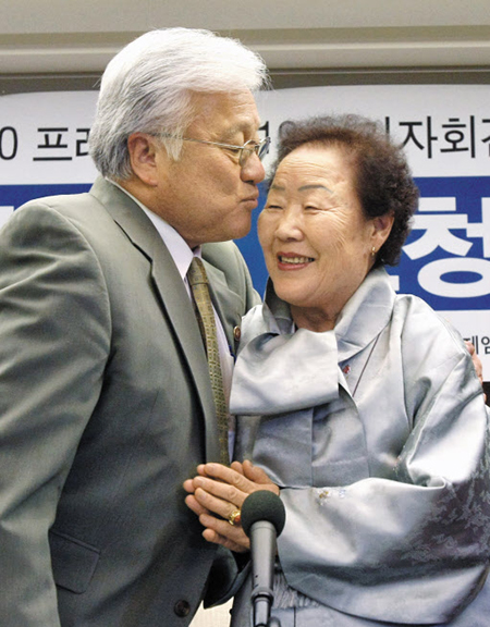 李할머니 반갑게 포옹하는 혼다 - 마이크 혼다(왼쪽) 전 미국 연방 하원의원이 2007년 11월 서울 중구 프레스센터에서 열린 기자회견에서 위안부 피해자 이용수 할머니와 인사를 나누고 있다. /연합뉴스