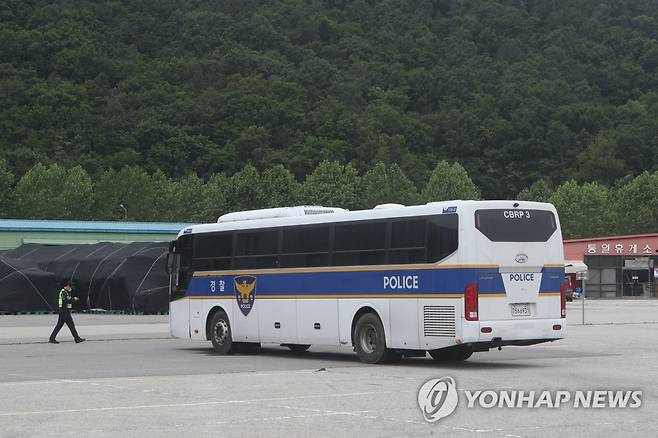 접경지에 대기하는 경찰 (파주=연합뉴스) 임병식 기자 = 10일 경기도 파주시 탄현면 통일동산에서 전단 기습 살포를 대비해 경찰이 배치되어 있다. 이날 통일부는 대북전단 살포 활동을 해온 탈북자 단체를 남북교류협력법 위반으로 고발하고 법인 설립허가를 취소하기로 했다. andphotodo@yna.co.kr