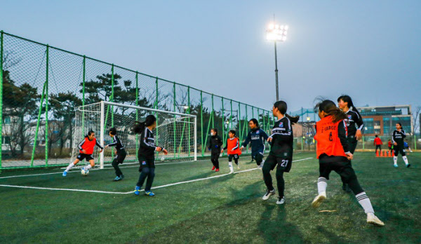 2020년 2월 전북 완주군의 완주군FC 소속 여자 어린이들이 축구 경기를 하고 있다./김영근 기자