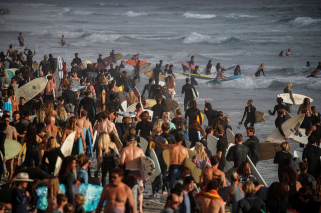 지난 3일(현지시간) 미국 캘리포니아 문라이트 해변에 조지 플루이드 사망 시위 서퍼들이 해변에 몰려 있다. 로이터연합뉴스