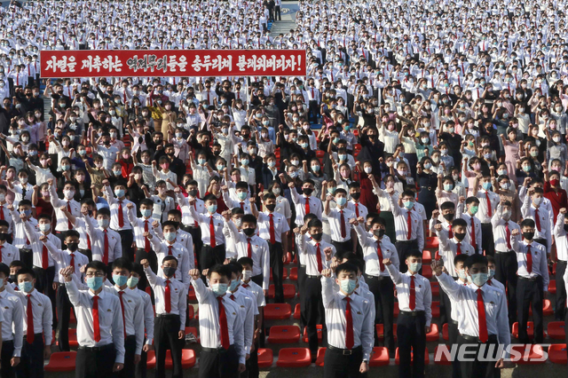 [평양=AP/뉴시스] 마스크를 착용한 북한 학생들이 6일 평양 청년공원 야외극장에서 남조선 당국과 탈북자들의 대북전단살포 등을 규탄하는 항의 군중 집회를 열고 구호를 외치고 있다. 2020.06.07.
