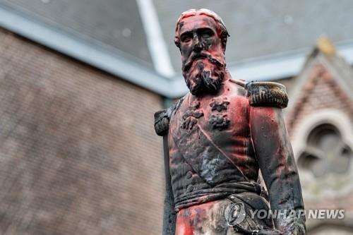 지난 4일 벨기에 앤트워프에서 촬영된 옛 국왕 레오폴드 2세의 조각상. [JONAS ROOSENS / Belga / AFP. 재판매 및 DB 금지]