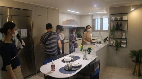 백양산 롯데캐슬 골드센트럴 84㎡B타입 부엌유니트.
<이상현 기자>