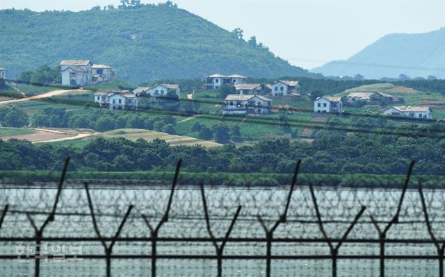 파주시 임진강변 접경지역에서 바라본 북한 황해도 개풍군 일대의 ‘선전마을’ 주택이 보이고 있다. 파주=오대근기자