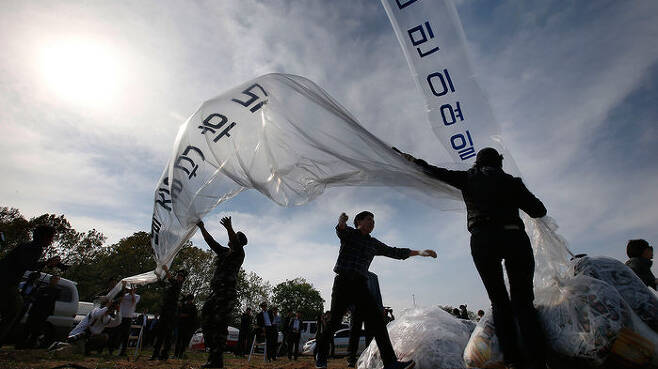 자유북한운동연합 등 탈북자 단체들이 대북 전단을 날리는 모습 (사진=연합뉴스)