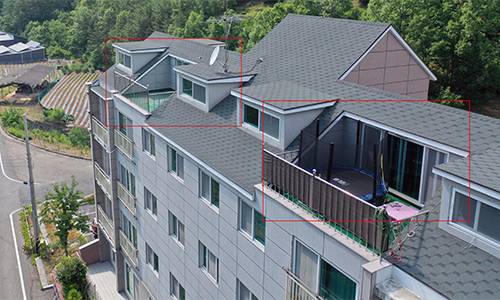 계부와 친모로부터 지속적인 학대를 받아온 A(9)양이 살았던 경남 창녕군 빌라의 11일 모습. A양은 지난달 29일 자신의 집 베란다(오른쪽 큰 붉은선)를 빠져나와 옆집(왼쪽)으로 넘어갔다. 창녕=연합뉴스