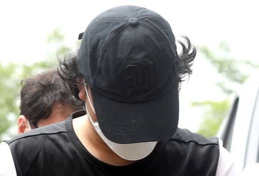 9살 여아를 학대한 계부 A(35)씨가 13일 오전 경남 창녕경찰서 별관 조사실로 이동하고 있다. 창녕=연합뉴스