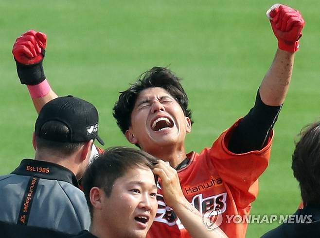 18연패 끝, 한화 노태형의 환호 (대전=연합뉴스) 김연수 기자 = 14일 오후 대전시 한화생명 이글스파크에서 열린 프로야구 두산 베어스 - 한화 이글스 서스펜디드 경기. 9회 말 한화 노태형이 2사 후 주자 2, 3루에서 끝내기 안타를 터트리고 환호하고 있다. 한화는 두산에 7-6으로 신승 18연패의 수렁에서 벗어났다. 2020.6.14 yskim88@yna.co.kr