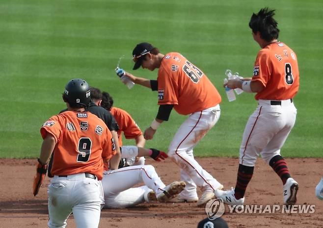 노태형은 한화의 영웅! (대전=연합뉴스) 김연수 기자 = 14일 오후 대전시 한화생명 이글스파크에서 열린 프로야구 두산 베어스 - 한화 이글스 서스펜디드 경기. 9회 말 한화 노태형이 2사 후 주자 2, 3루에서 끝내기 안타를 터트리자, 동료들이 뛰어가 축하하고 있다. 한화는 두산에 7-6으로 신승 18연패의 수렁에서 벗어났다. 2020.6.14 yskim88@yna.co.kr