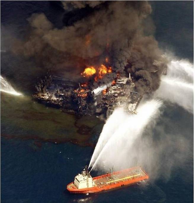 미국 루이지애나주 베니스에서 남동쪽으로 80㎞ 떨어진 멕시코만 해상에서 작업 중이던 ‘딥워터 호라이즌’이라는 비피(BP)의 석유시추시설에서 2010년 4월 폭발사고가 나자 소방선 한척이 불을 끄려 필사적으로 물줄기를 뿜어내고 있다. 미국 사상 최악의 기름유출 사고로 한반도 넓이의 바다가 오염됐다. AP 연합뉴스