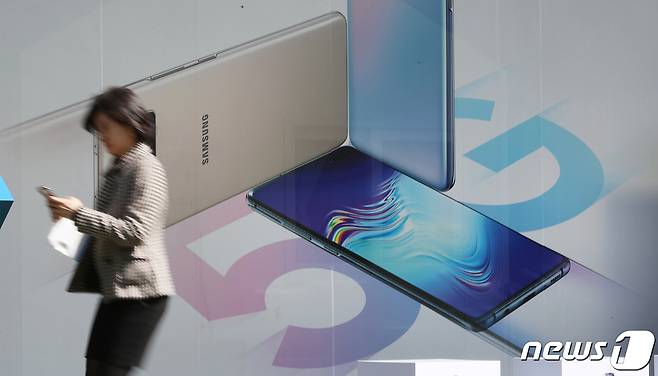 8일 오후 서울 시내의 한 휴대폰 전시장 외벽에 5G를 알리는 광고가 붙어있다. 2019.4.8/뉴스1 © News1 이승배 기자